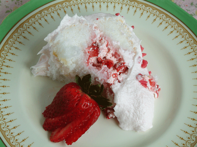 Strawberry_Rose_Cake_Slice